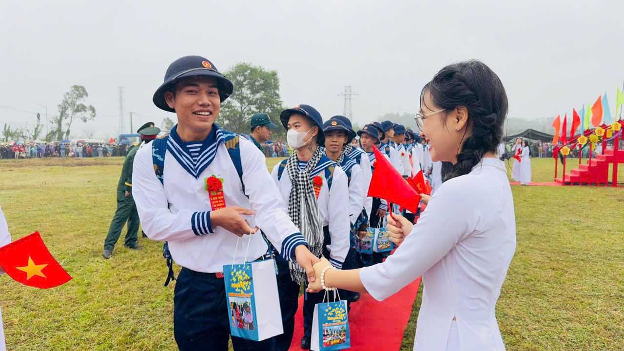 Hàng nghìn thanh niên miền Trung lên đường nhập ngũ