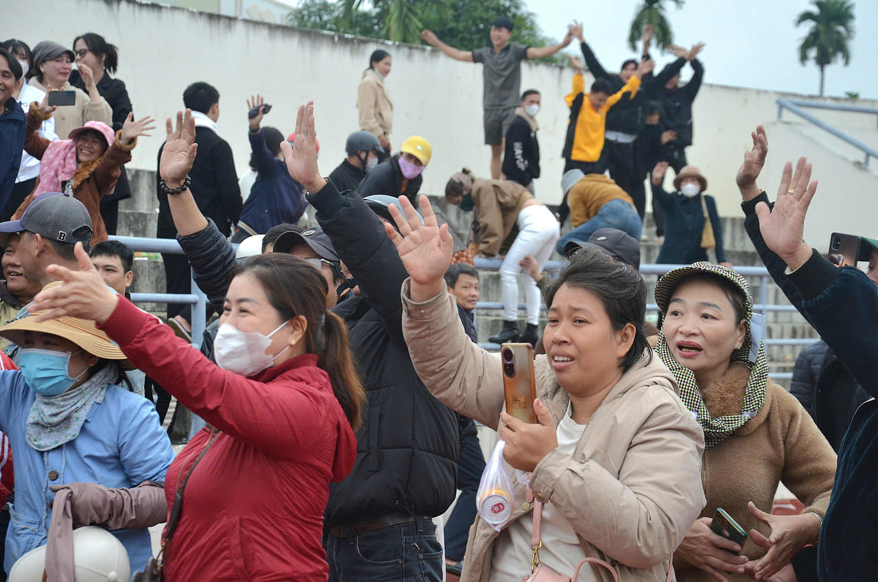 Hàng nghìn thanh niên miền Trung lên đường nhập ngũ