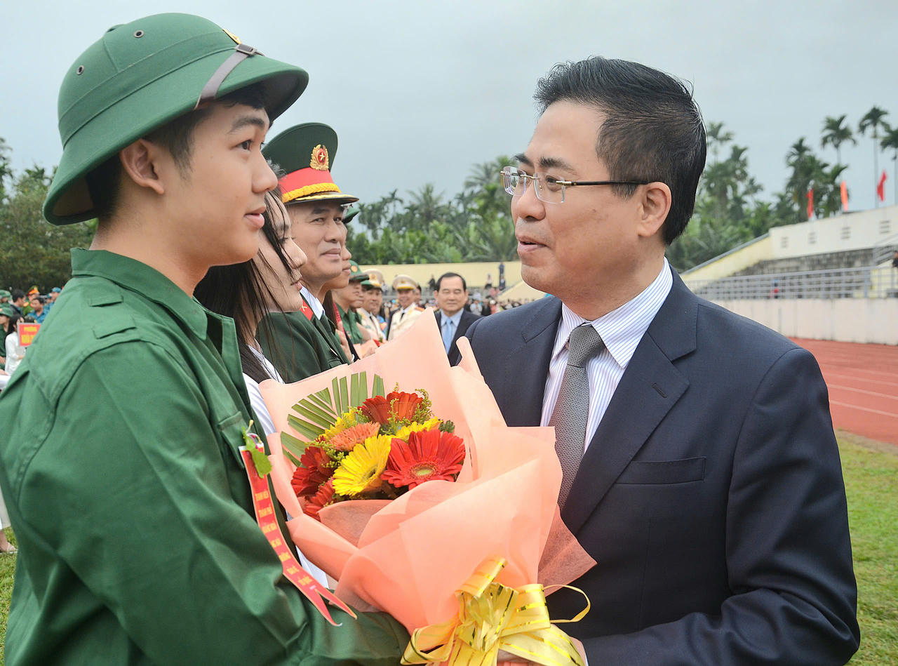 Hàng nghìn thanh niên miền Trung lên đường nhập ngũ