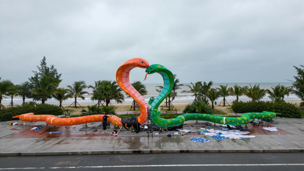 Đưa linh vật 'bé na' ra Biển Mỹ Khê làm điểm check-in