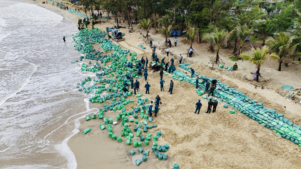 Hàng trăm người đắp kè, 'cứu' bờ biển đẹp nhất Quảng Ngãi