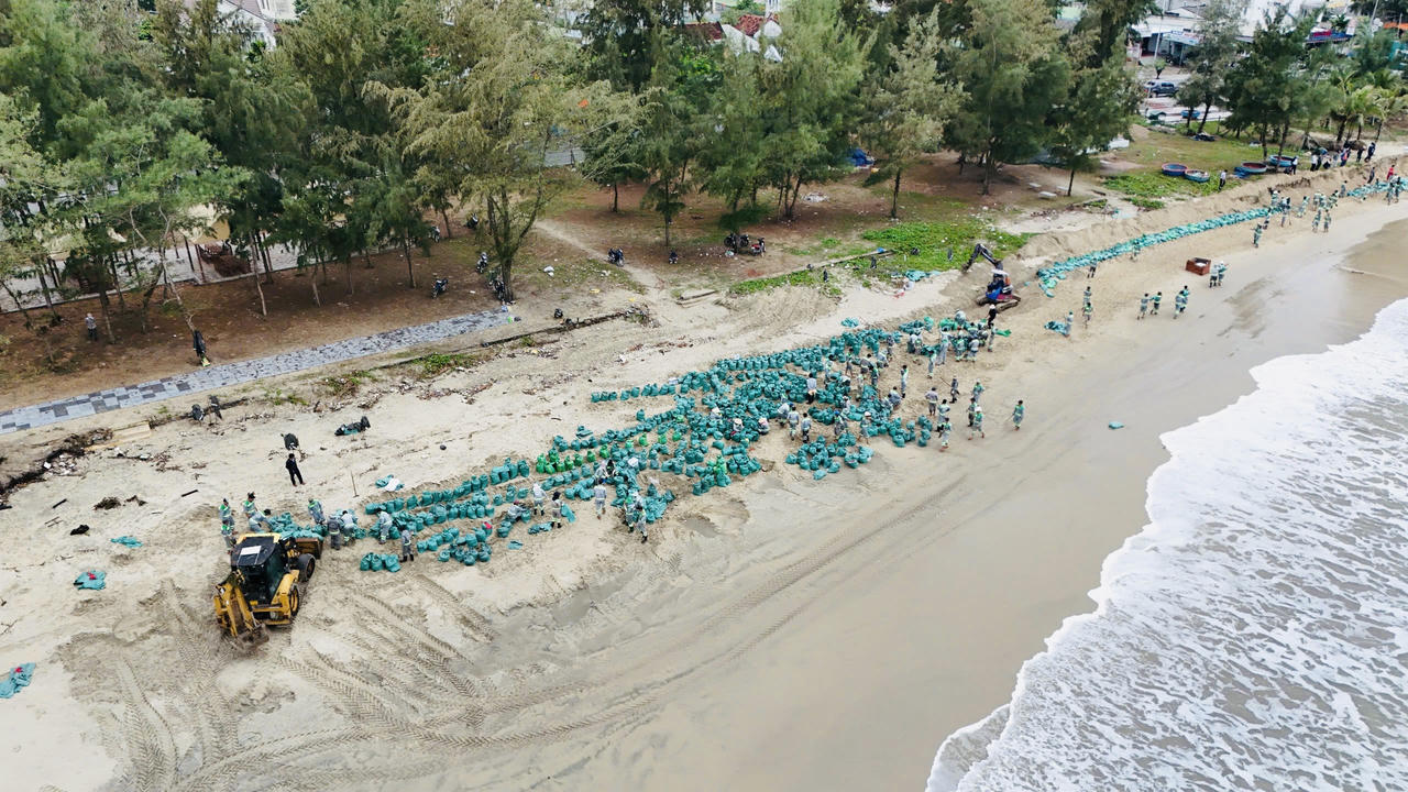 Hàng trăm người đắp kè, 'cứu' bờ biển đẹp nhất Quảng Ngãi