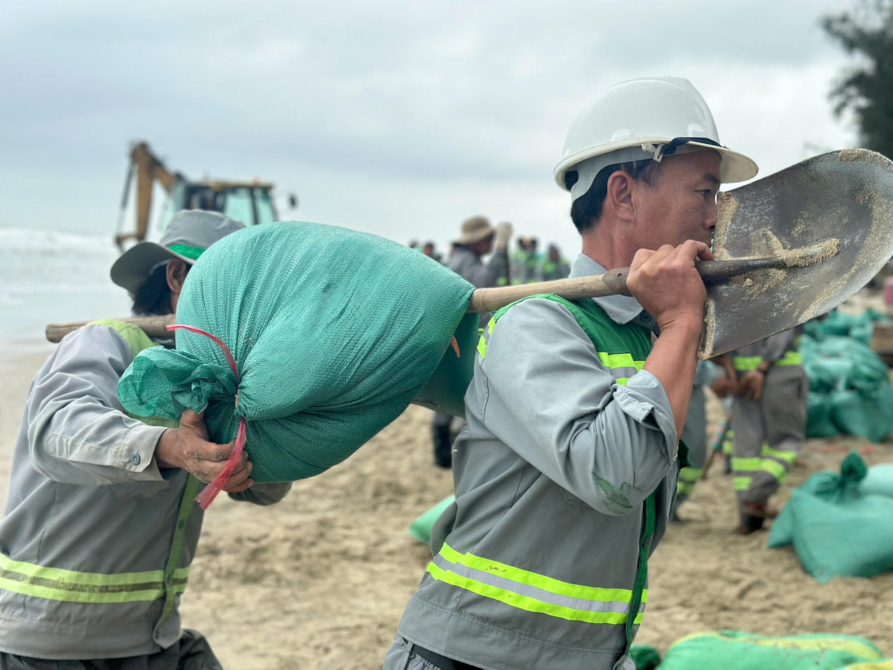 Hàng trăm người đắp kè, 'cứu' bờ biển đẹp nhất Quảng Ngãi