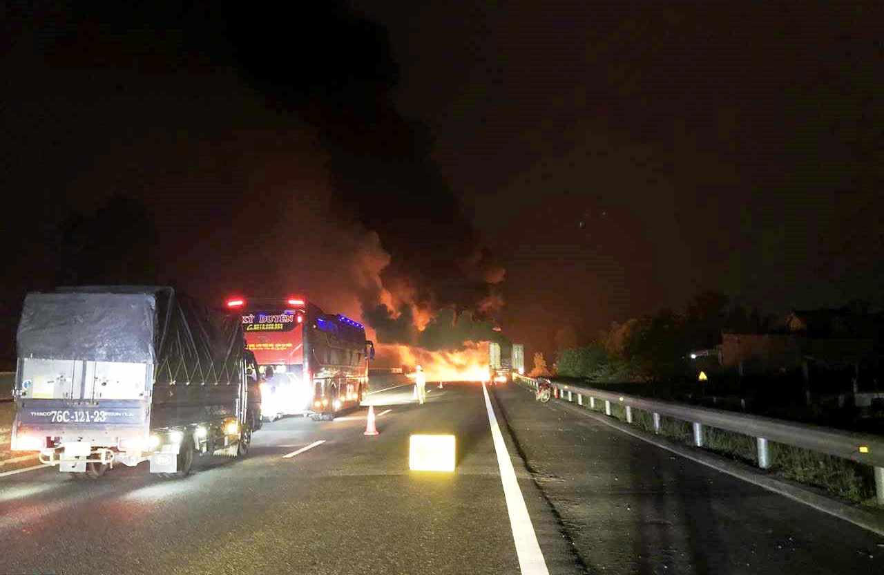 Xe container bốc cháy dữ dội trên tuyến cao tốc Đà Nẵng - Quảng Ngãi