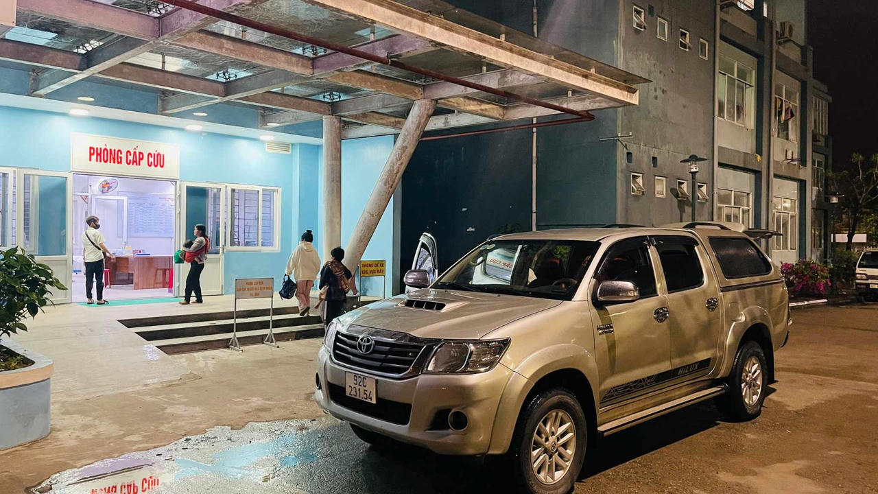 Thầy hiệu trưởng lấy xe ô tô chở học sinh đi cấp cứu trong đêm