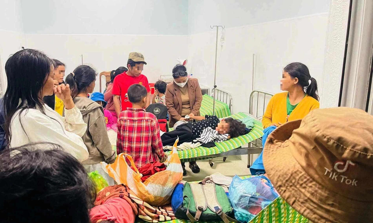 Thầy hiệu trưởng lấy xe ô tô chở học sinh đi cấp cứu trong đêm