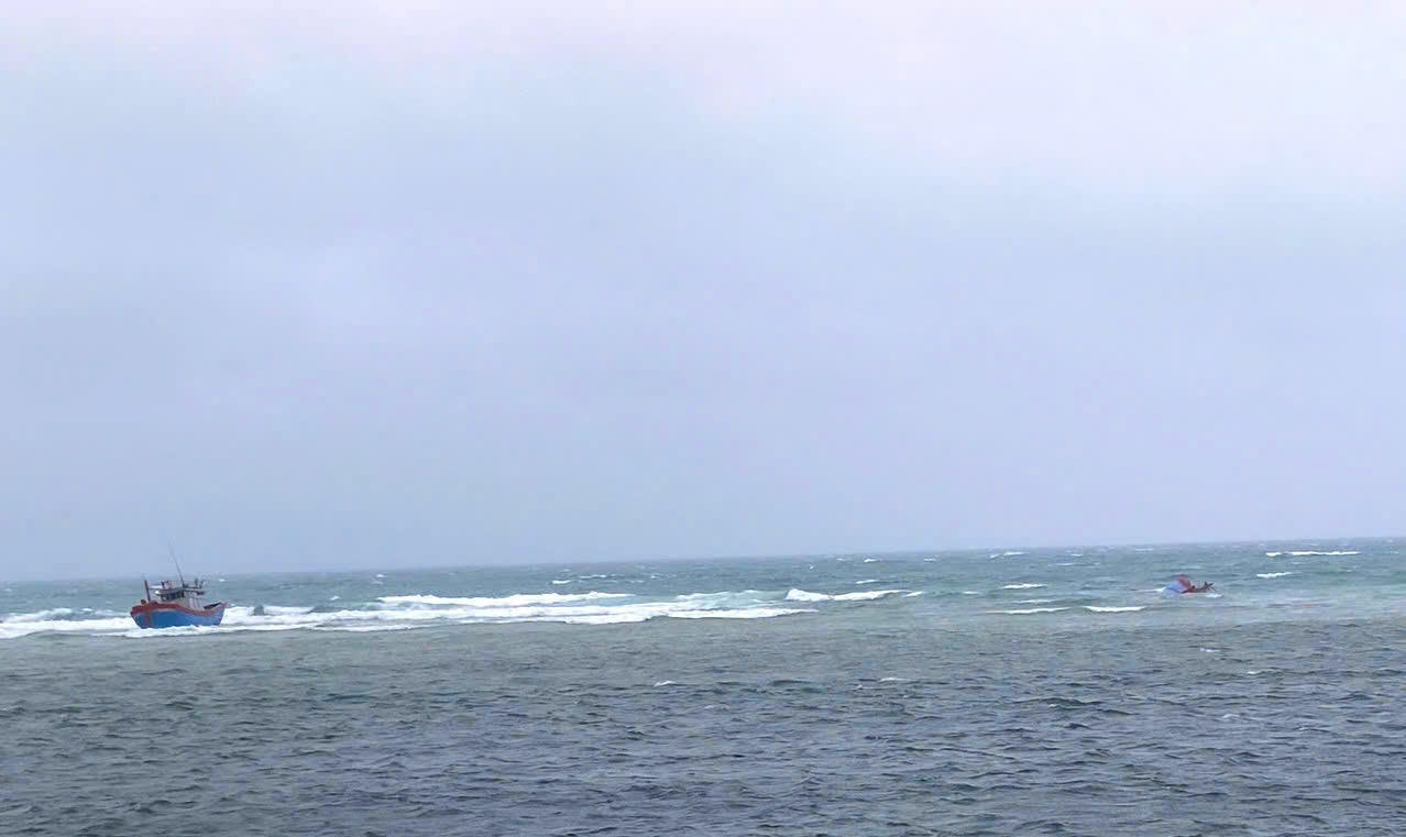 Rời tàu cá mắc cạn bơi vào bờ, một ngư dân mất tích