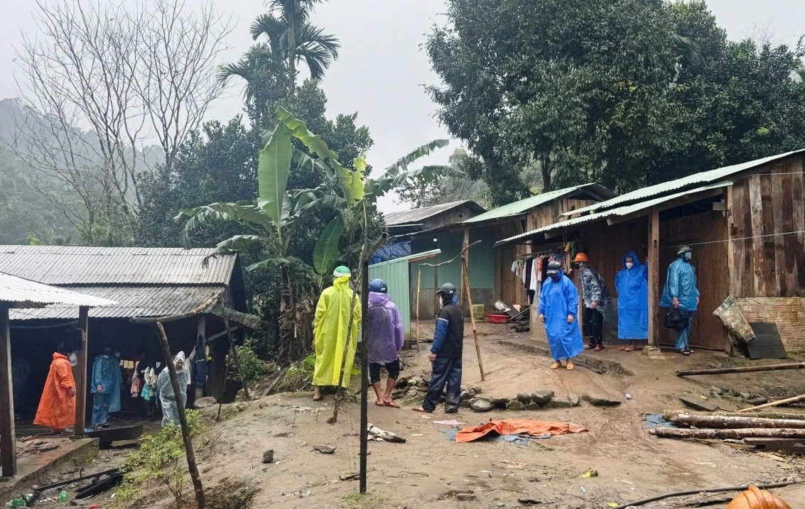 Thầy hiệu trưởng lấy xe ô tô chở học sinh đi cấp cứu trong đêm