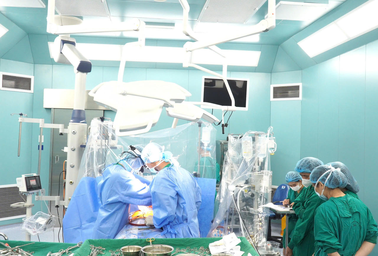 Phẫu thuật thay van động mạch chủ cho hai cụ bà U80