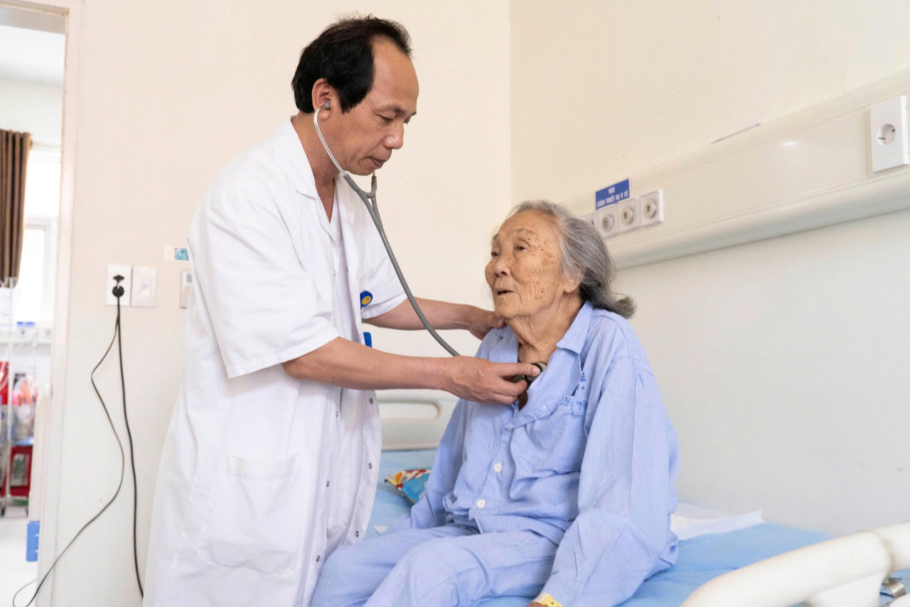 Phẫu thuật thay van động mạch chủ cho hai cụ bà U80