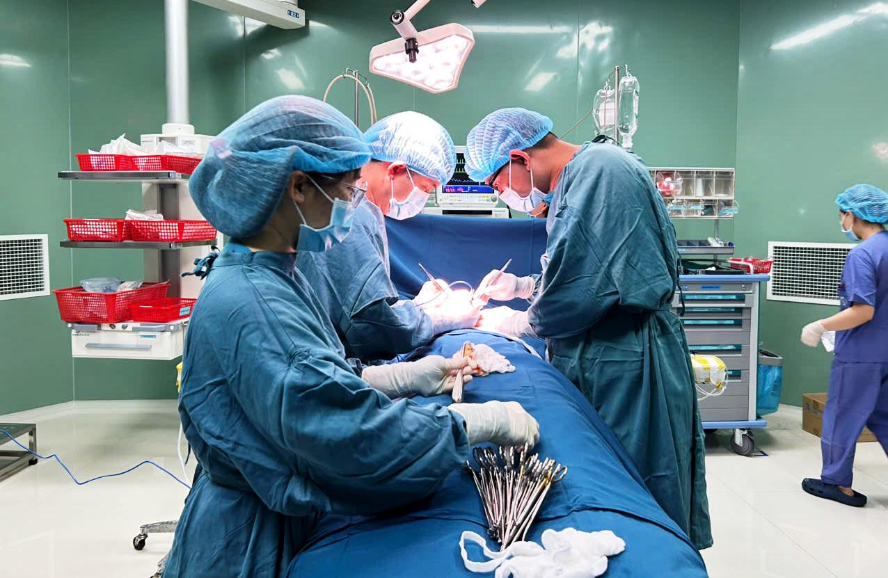 Búi tóc nặng gần 1kg trong dạ dày bé gái ở Quảng Ngãi