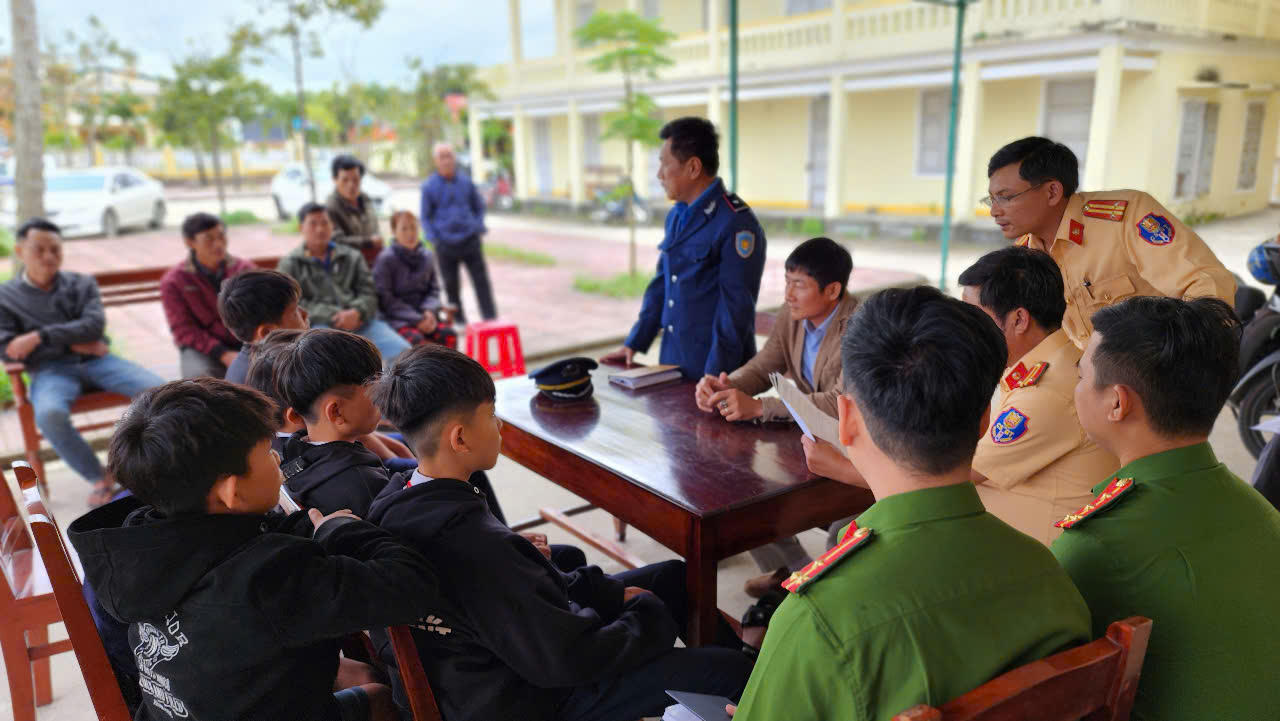 Nhóm học sinh Quảng Ngãi ném đá vỡ kính tàu SE1