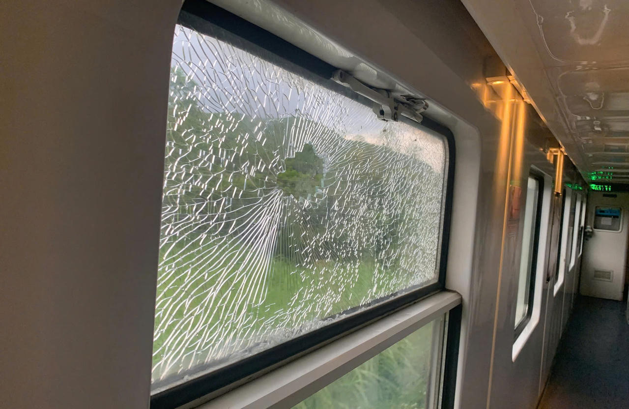 Nhóm học sinh Quảng Ngãi ném đá vỡ kính tàu SE1