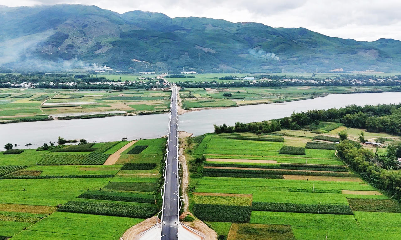 Quảng Nam thông xe kỹ thuật hai cầu bắc qua hai con sông lớn nhất tỉnh
