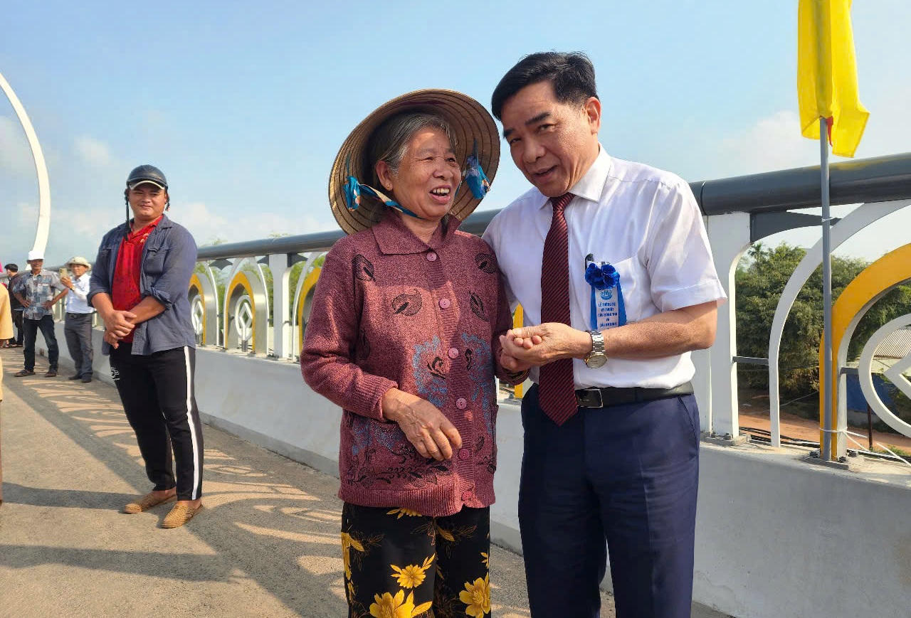 Quảng Nam thông xe kỹ thuật hai cầu bắc qua hai con sông lớn nhất tỉnh