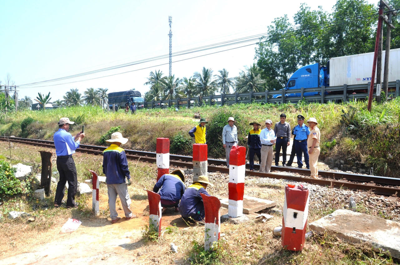 Quảng Ngãi đóng, xóa các lối đi tự mở qua đường sắt Bắc – Nam để đảm bảo an toàn giao thông