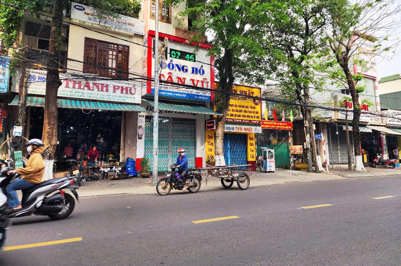 Bị rượt đuổi chém lúc rạng sáng, nam thiếu niên ở Quảng Ngãi rơi xuống đường tử vong