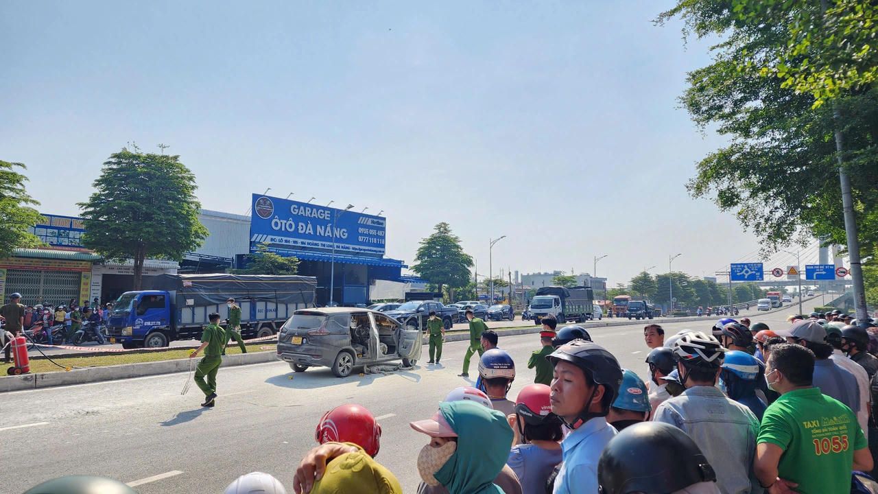 Hai người tử vong bất thường trong ô tô bốc cháy giữa đường ở Đà Nẵng