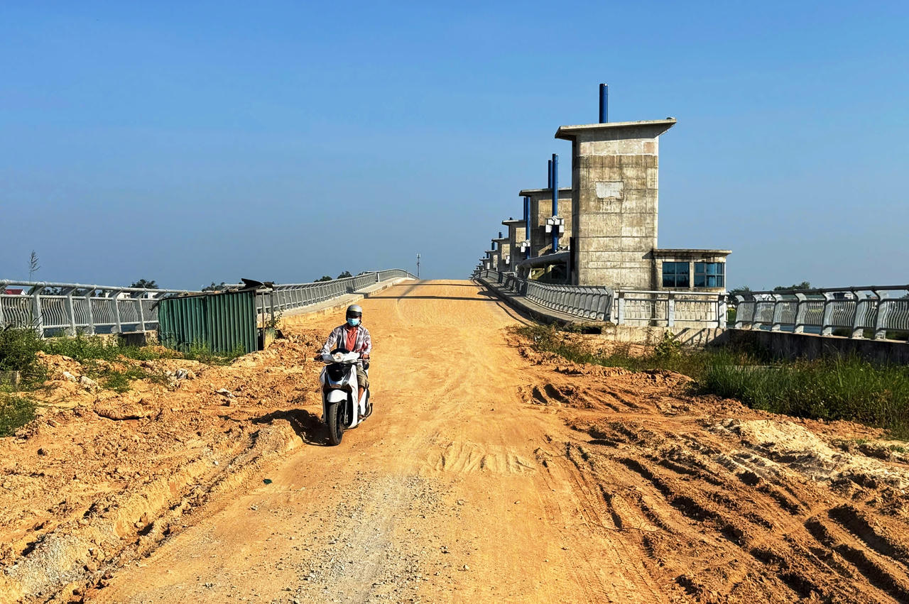 Cận cảnh công trình nghìn tỷ “đắp chiếu” suốt 6 năm bên sông Trà Khúc