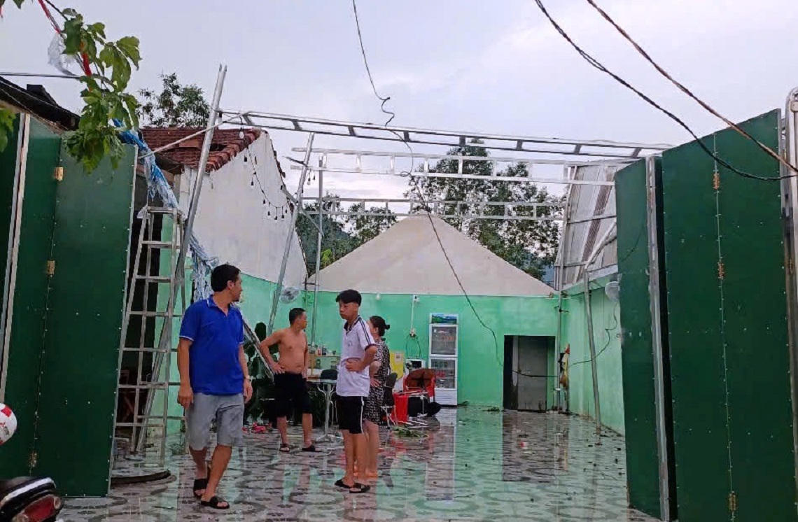 Thiệt hại gần 100 ngôi nhà ở huyện Ba Tơ do dông lốc