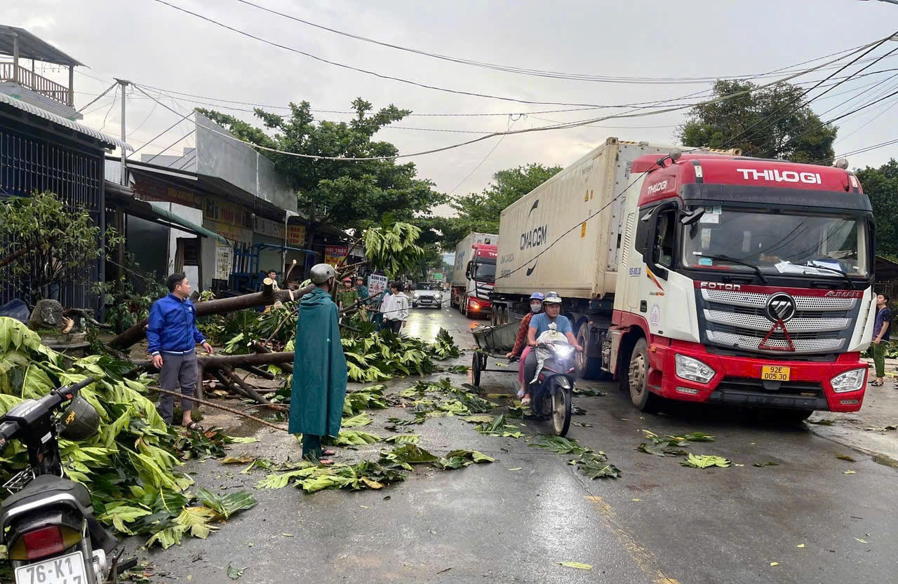 Thiệt hại gần 100 ngôi nhà ở huyện Ba Tơ do dông lốc