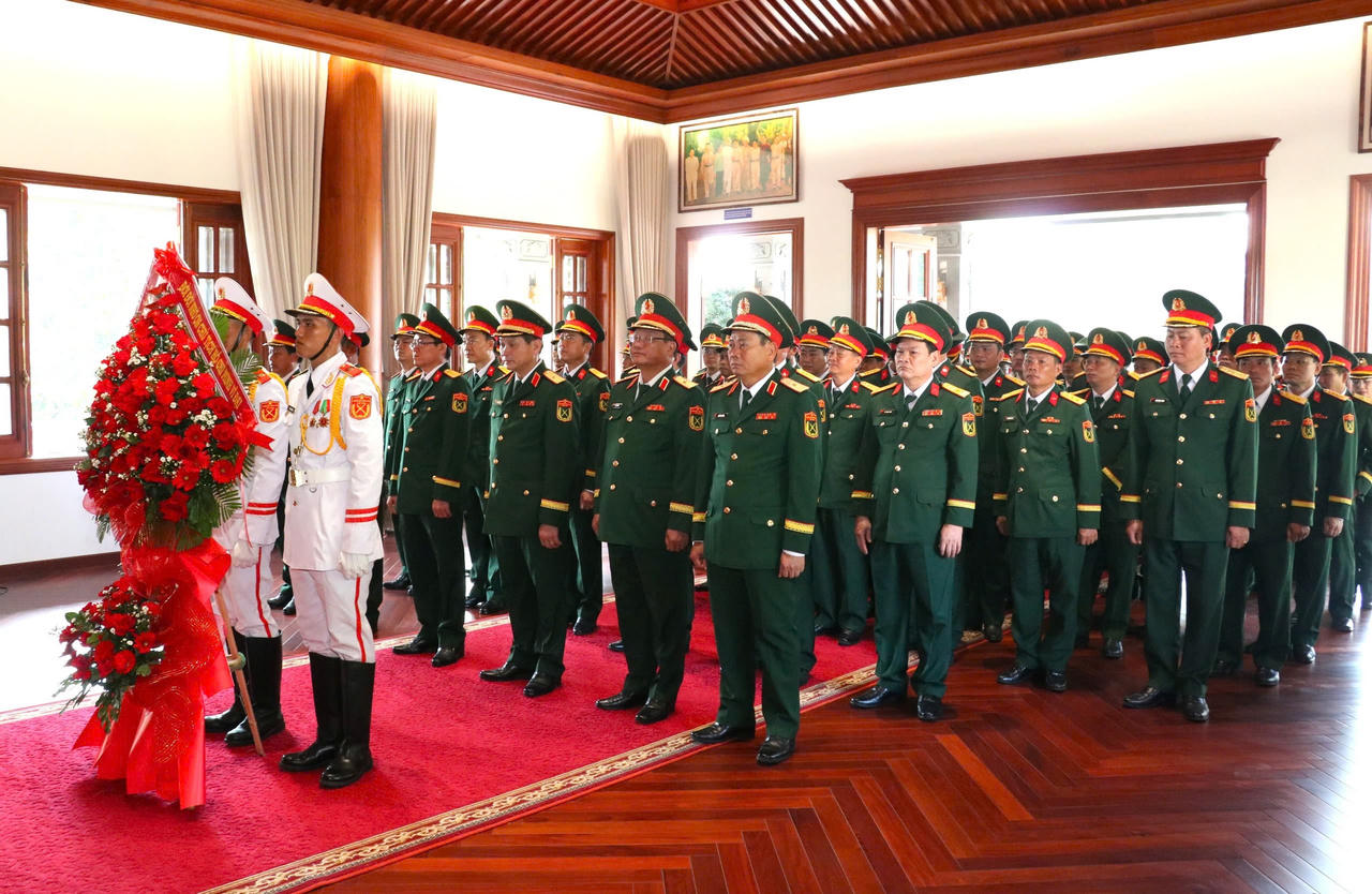 Quân khu 5 tổ chức dâng hương Chủ tịch Hồ Chí Minh và Đại tướng Võ Nguyên Giáp nhân 50 năm thống nhất đất nước