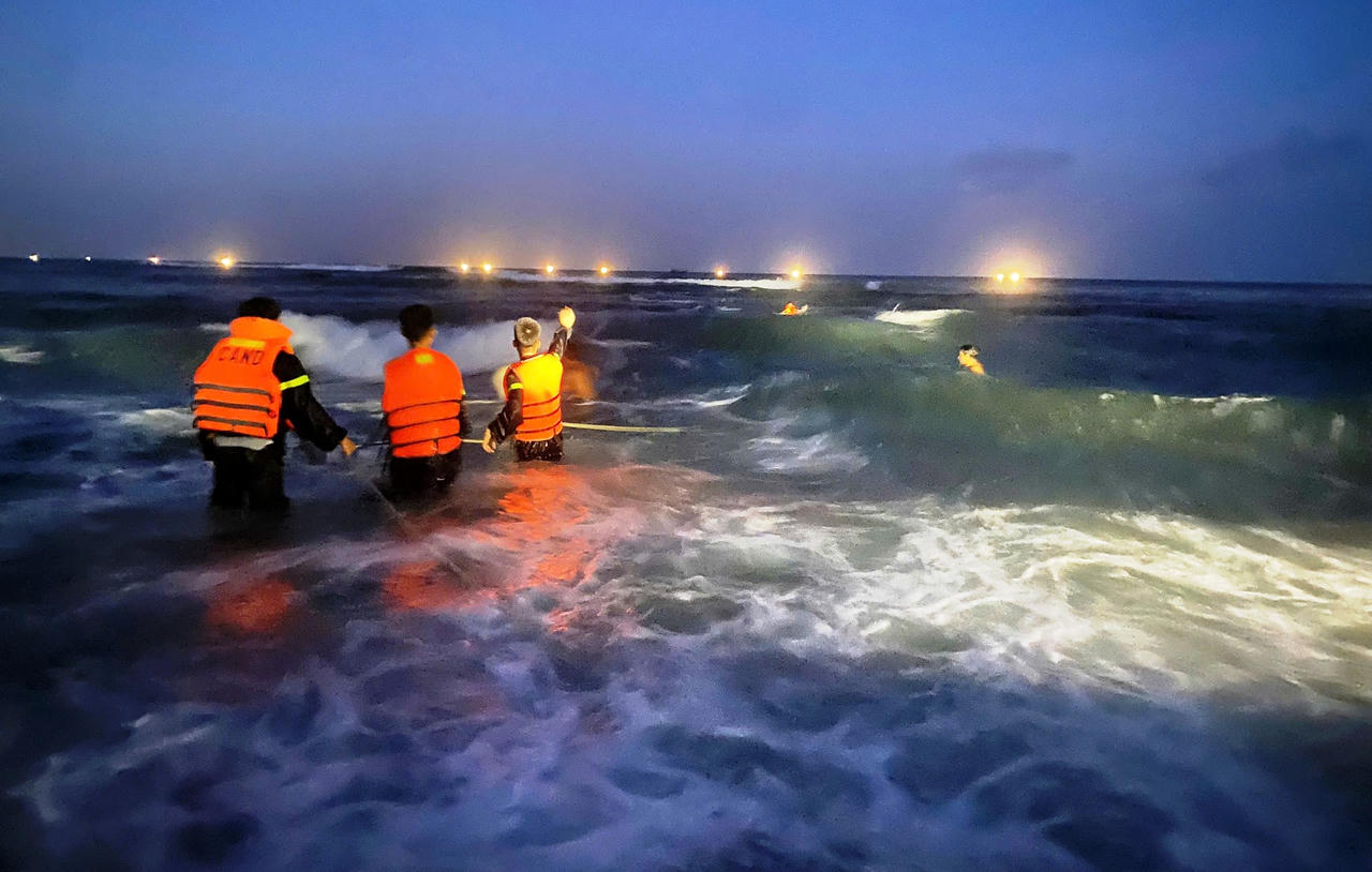 Quảng Ngãi: Liên tiếp hai vụ đuối nước khiến 4 học sinh mất tích khi tắm biển