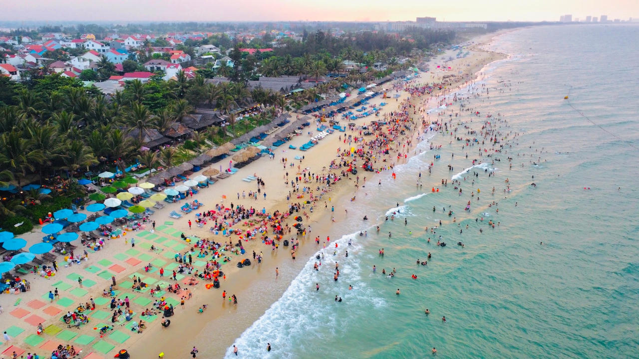 Du lịch miền Trung sôi động dịp lễ 30/4 - 1/5