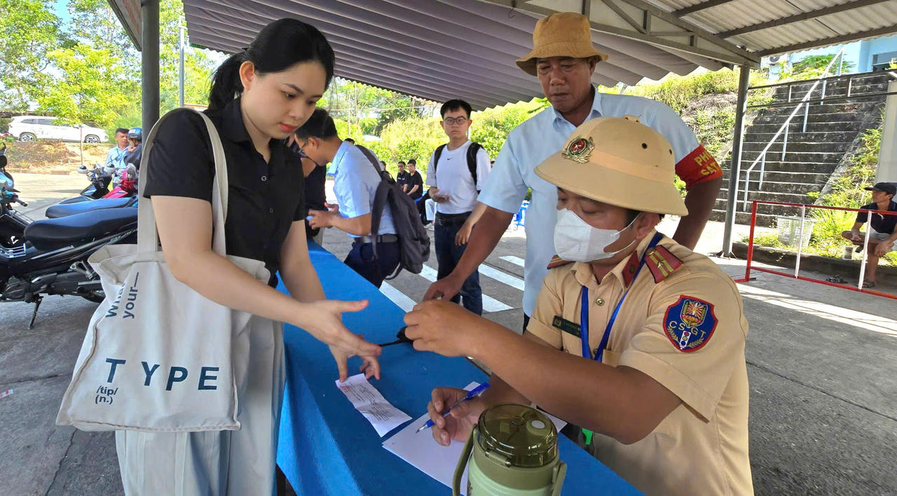 2 địa phương tổ chức kỳ sát hạch cấp giấy phép lái xe đầu tiên do lực lượng công an chủ trì