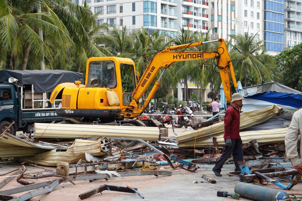 Đà Nẵng cưỡng chế quầy ẩm thực, lưu niệm sai quy định tại bãi biển Võ Nguyên Giáp