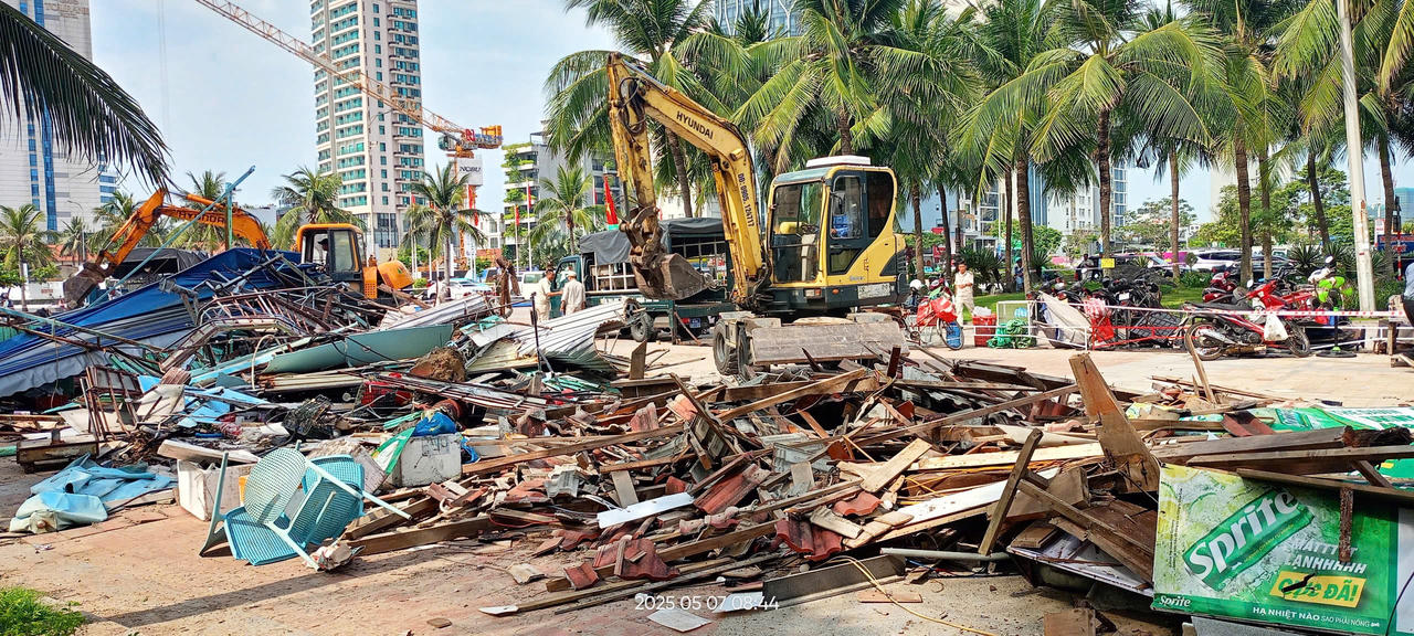Đà Nẵng cưỡng chế quầy ẩm thực, lưu niệm sai quy định tại bãi biển Võ Nguyên Giáp