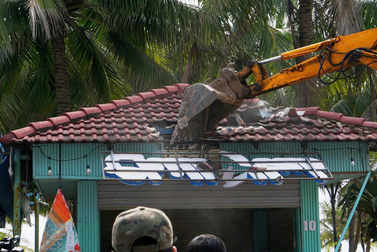 Đà Nẵng cưỡng chế quầy ẩm thực, lưu niệm sai quy định tại bãi biển Võ Nguyên Giáp