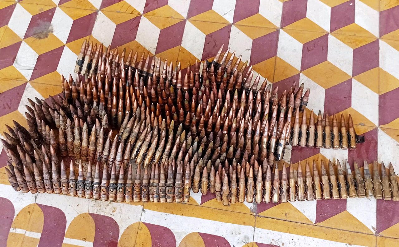 Phát hiện hơn 400 viên đạn khi đào móng nhà, người dân giao nộp cho công an