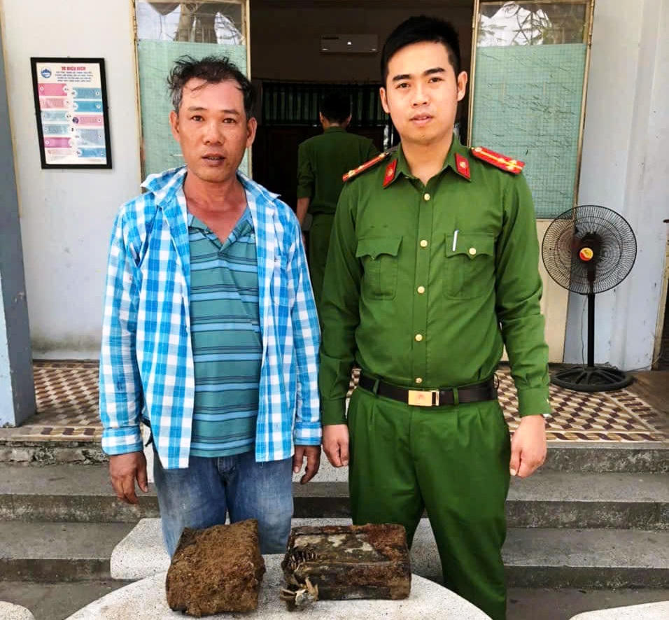 Phát hiện hơn 400 viên đạn khi đào móng nhà, người dân giao nộp cho công an