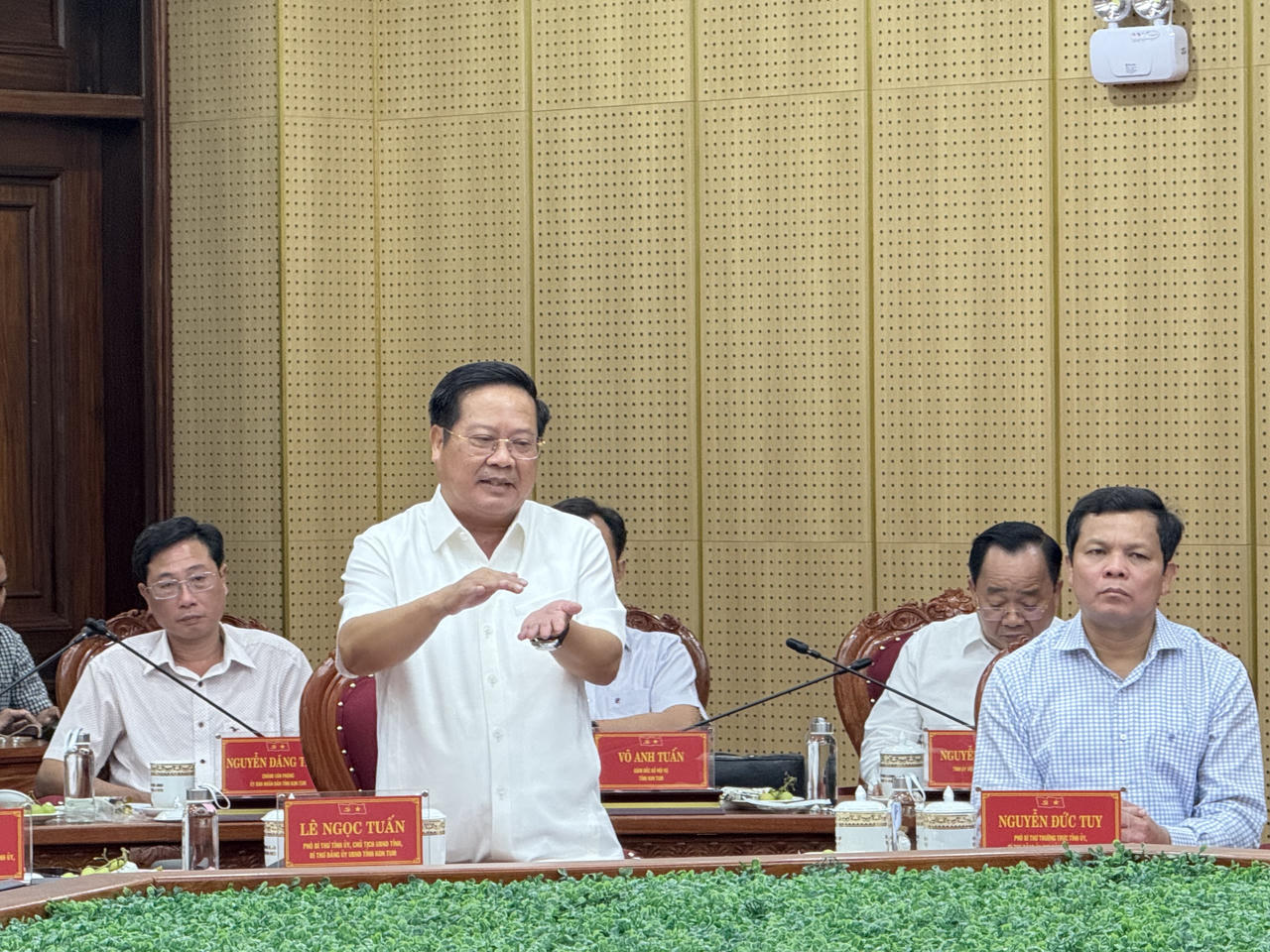 Bàn phương án đưa, đón cán bộ, người lao động ở Kon Tum về làm việc tại Quảng Ngãi sau sáp nhập