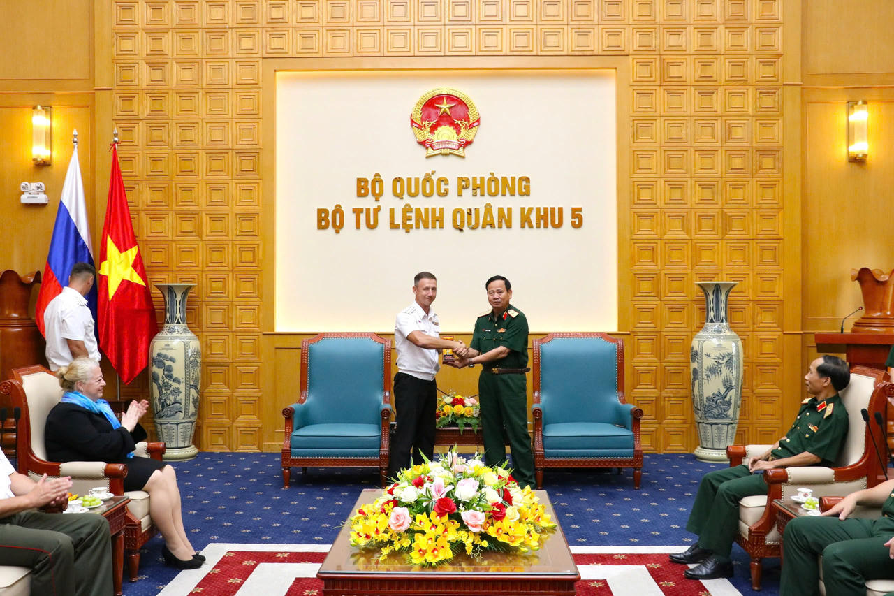 Hải quân Nga thăm, chào xã giao Bộ Tư lệnh Quân khu 5