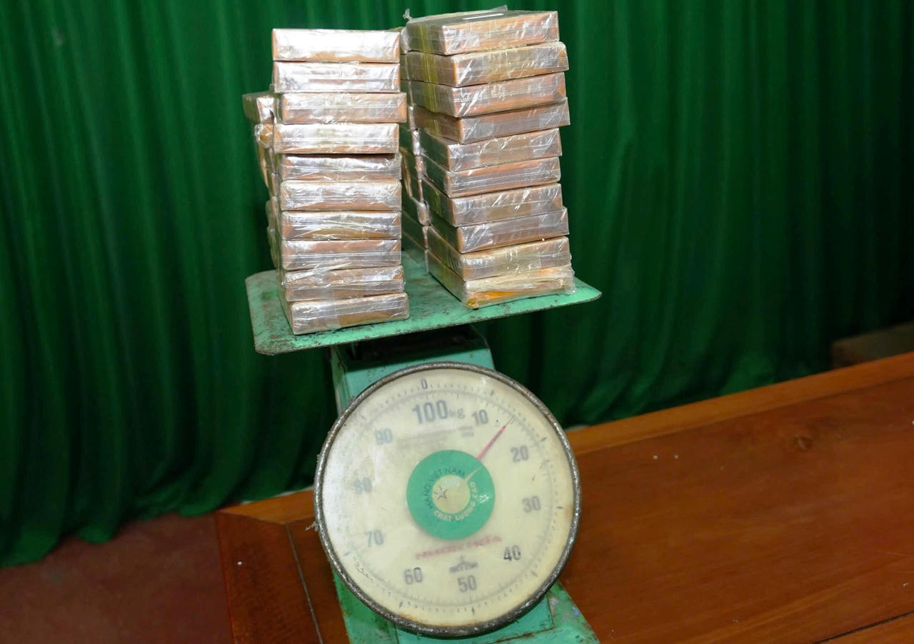 Bắt giữ đối tượng vận chuyển 38 bánh heroin qua biên giới