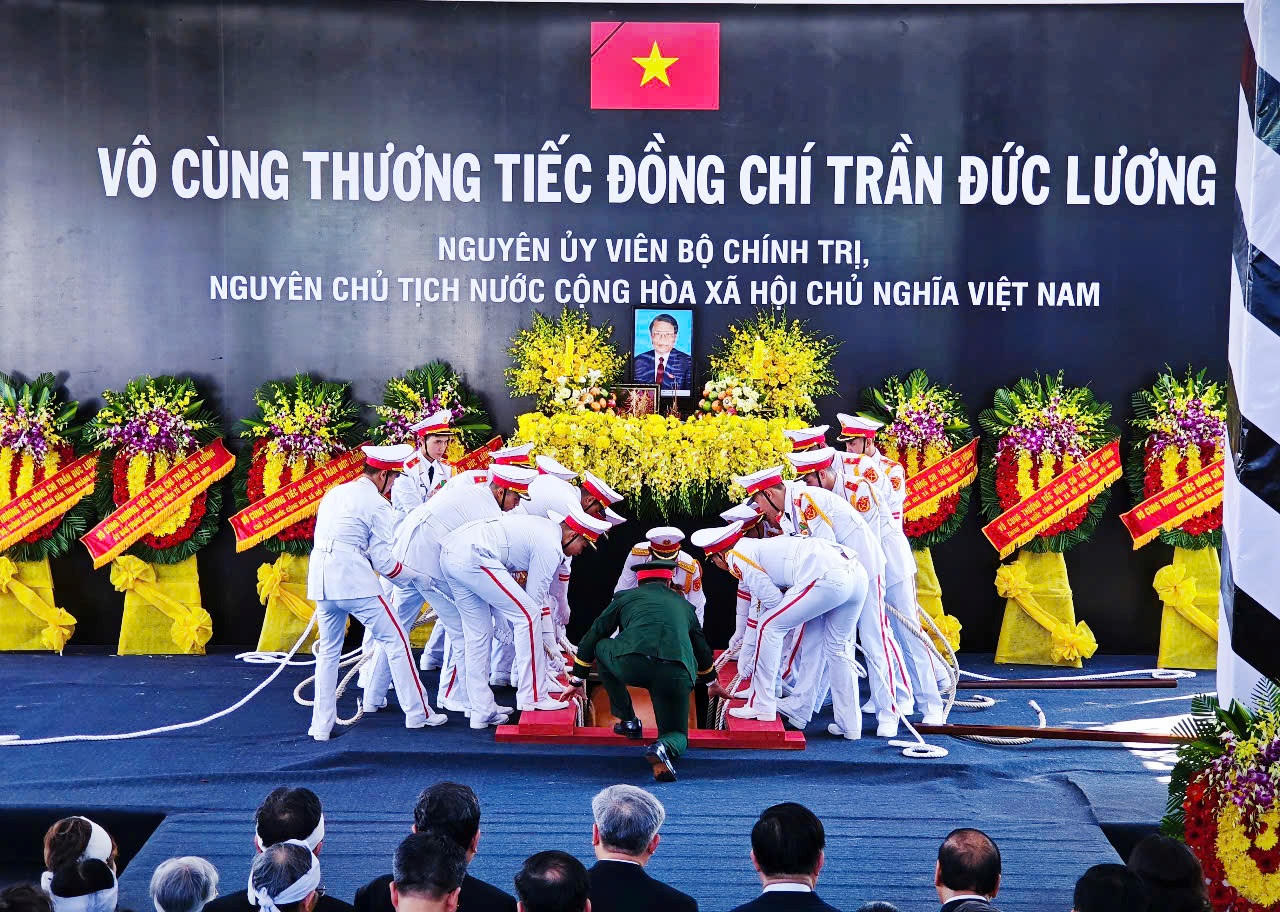 Tiễn biệt nguyên Chủ tịch nước Trần Đức Lương về với đất mẹ 