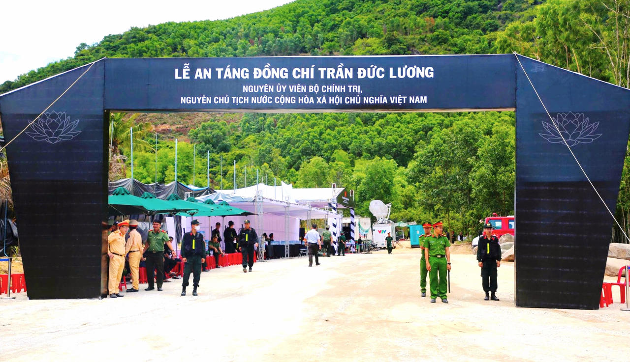 Tiễn biệt nguyên Chủ tịch nước Trần Đức Lương về với đất mẹ 