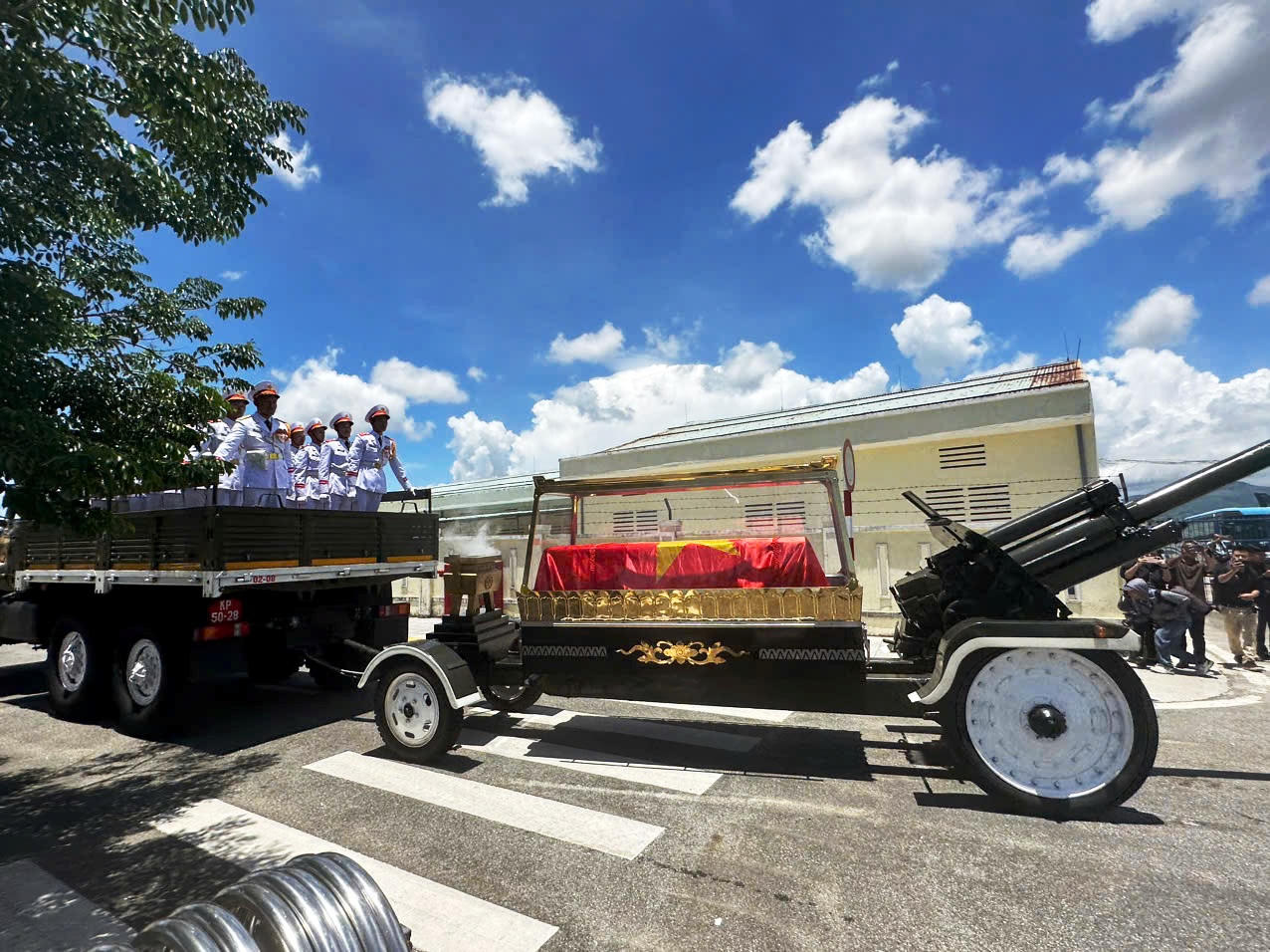 Đưa linh cữu nguyên Chủ tịch nước Trần Đức Lương về quê nhà Quảng Ngãi