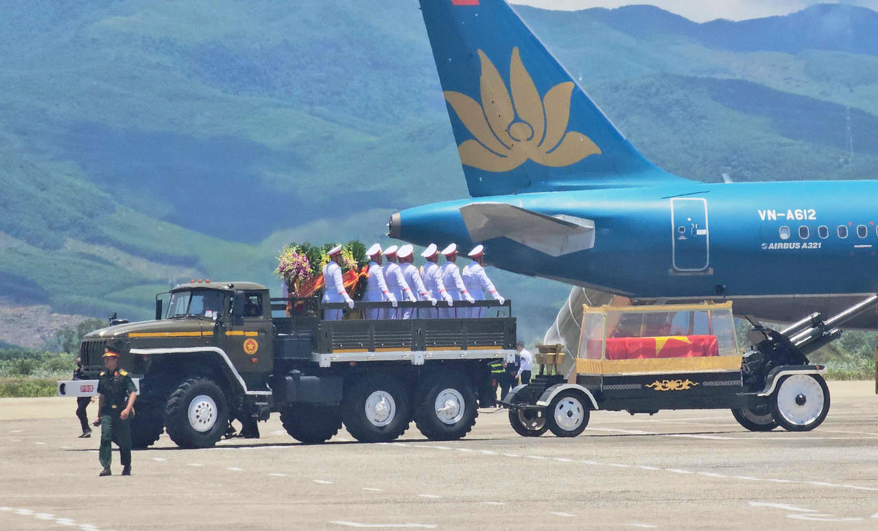 Đưa linh cữu nguyên Chủ tịch nước Trần Đức Lương về quê nhà Quảng Ngãi