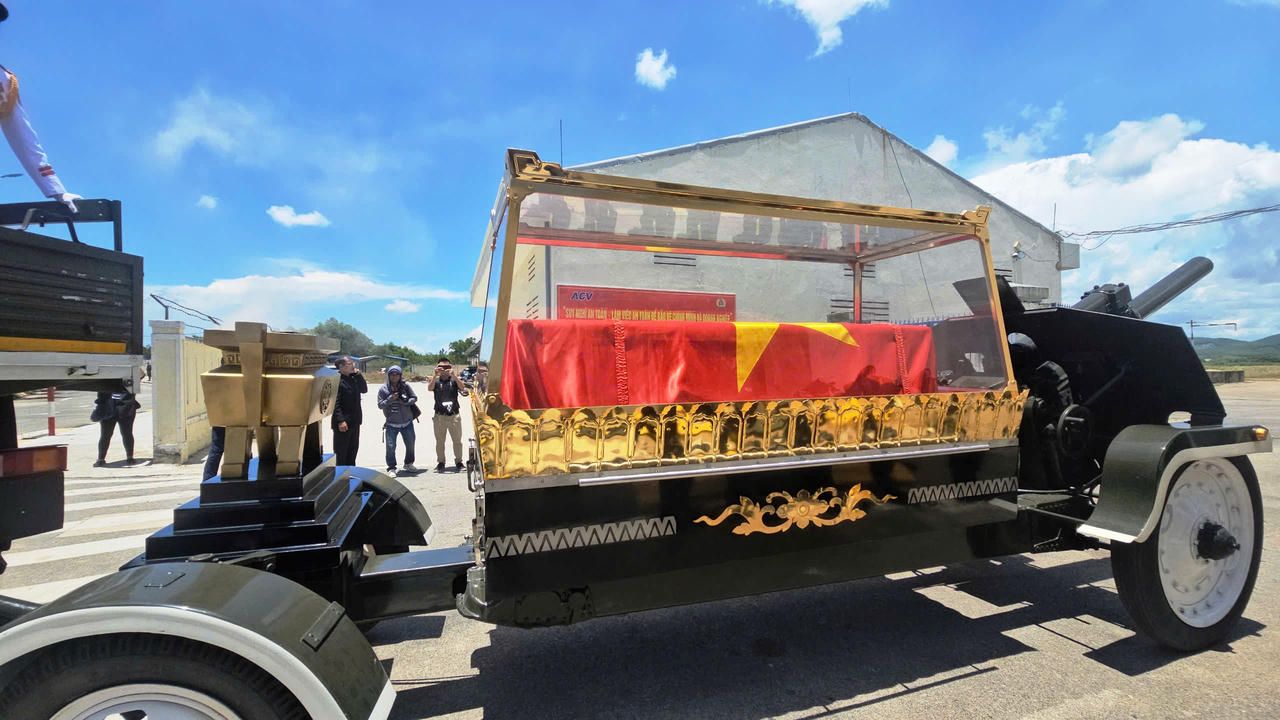 Đưa linh cữu nguyên Chủ tịch nước Trần Đức Lương về quê nhà Quảng Ngãi