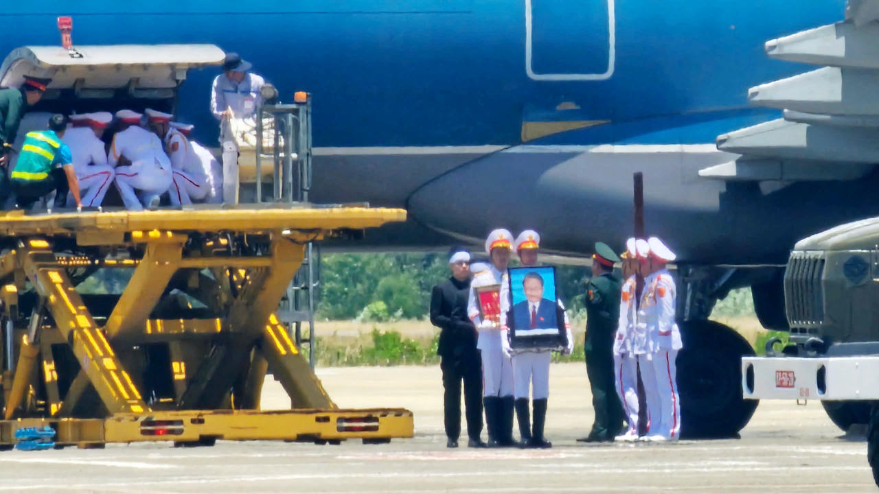 Đưa linh cữu nguyên Chủ tịch nước Trần Đức Lương về quê nhà Quảng Ngãi