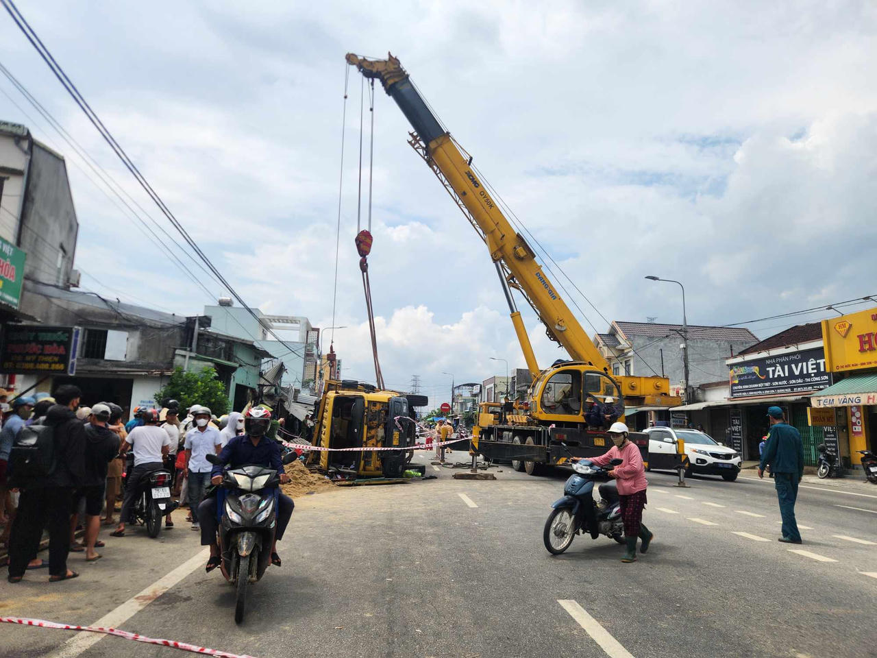 Xác định nguyên nhân vụ xe tải tông 3 xe máy, lao vào nhà dân khiến 1 người tử vong