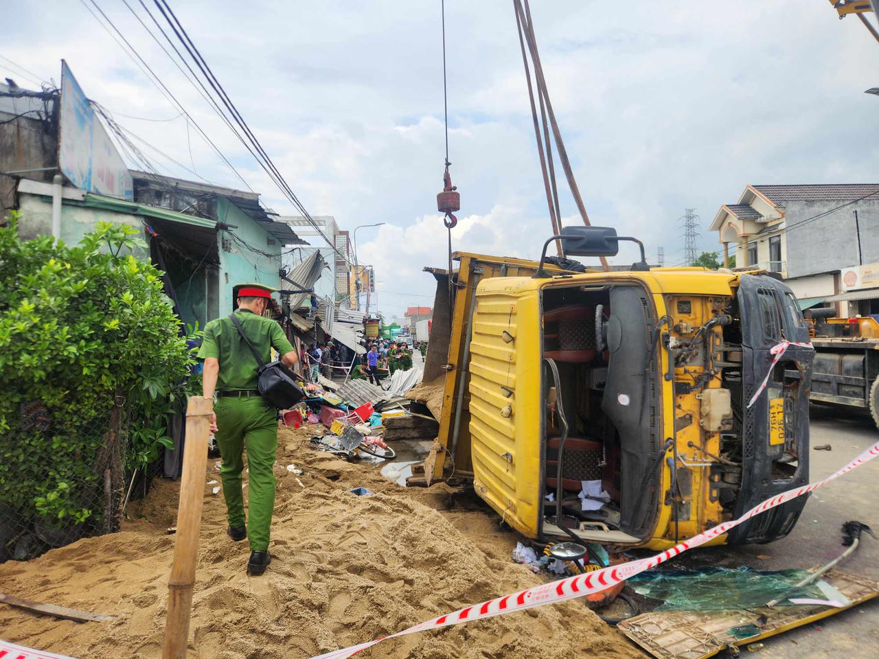 Xe tải lật đè xe máy và nhà dân ở Quảng Ngãi, nhiều người thương vong