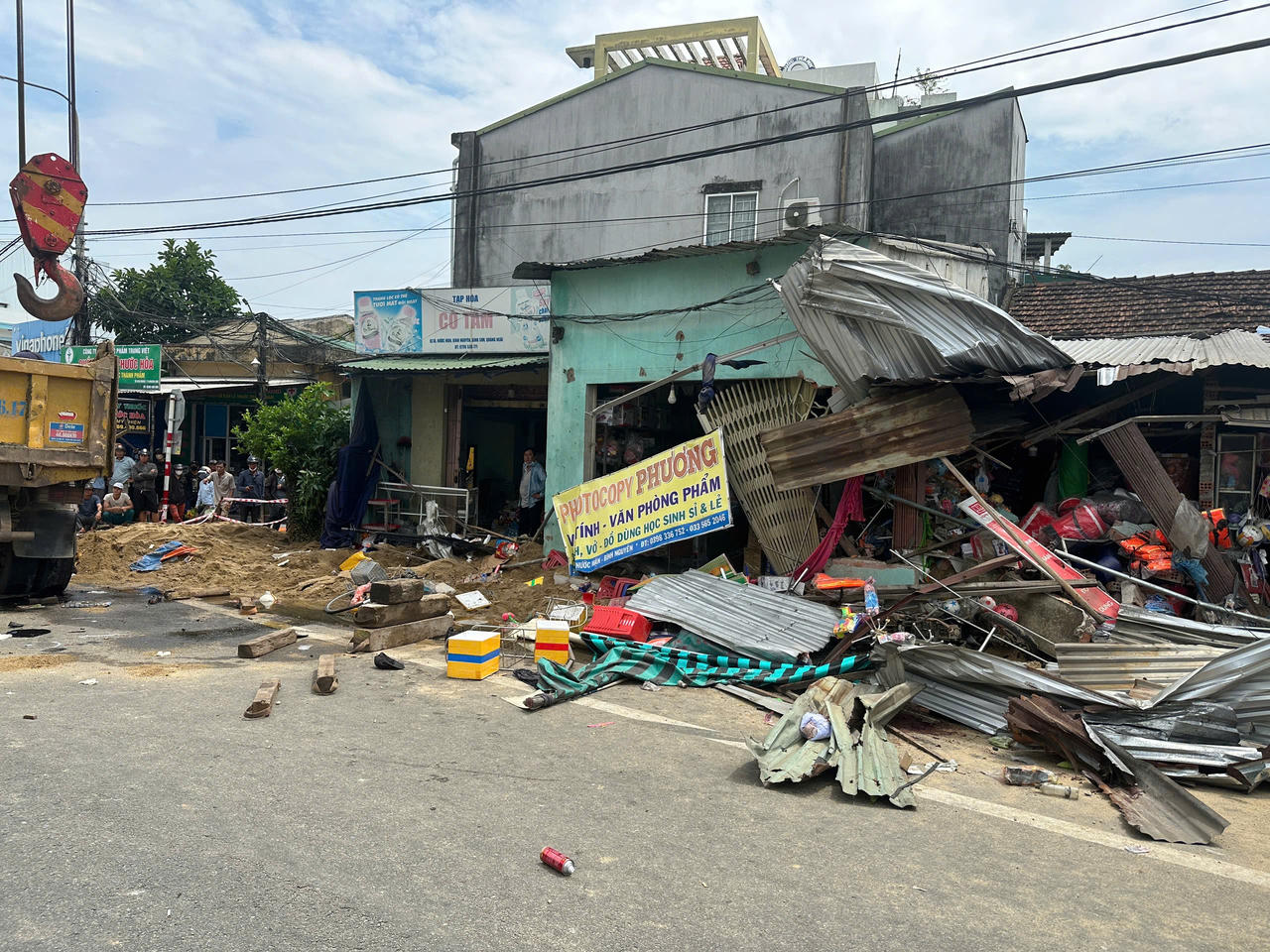 Xác định nguyên nhân vụ xe tải tông 3 xe máy, lao vào nhà dân khiến 1 người tử vong