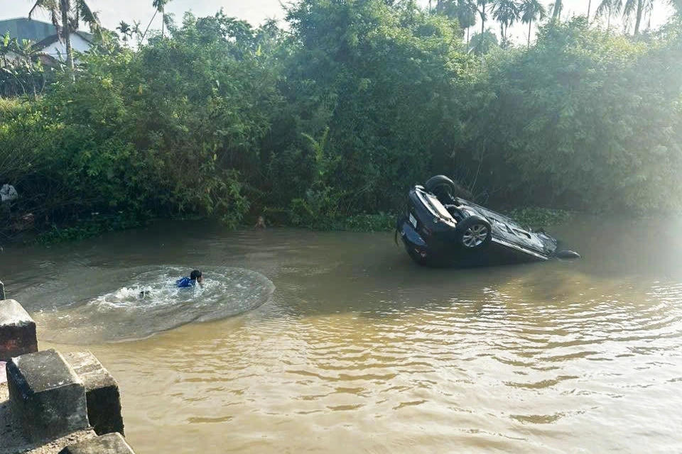 Ô tô lao xuống sông, ông ngoại phá kính cứu cháu 30 tháng tuổi thoát chết trong gang tấc