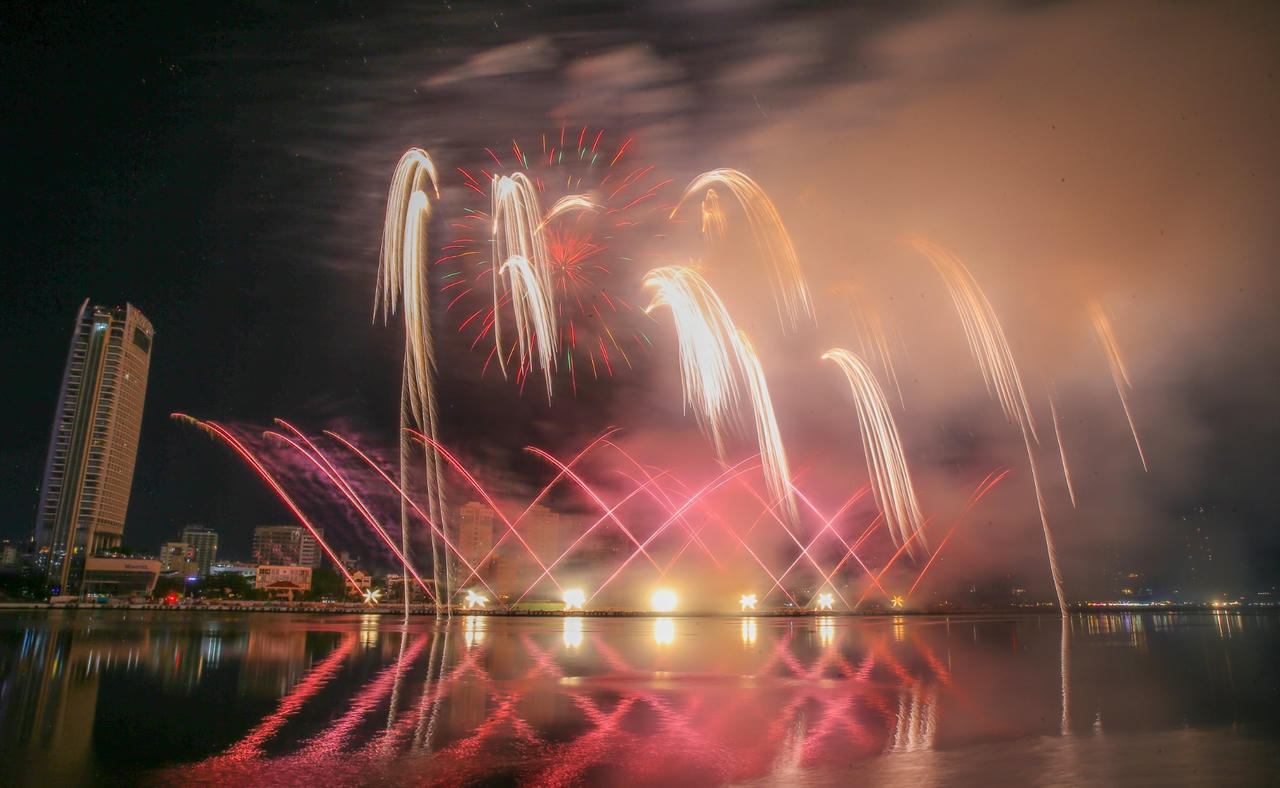 DIFF 2025 thắp sáng sông Hàn với đêm khai mạc “Tinh hoa văn hóa”