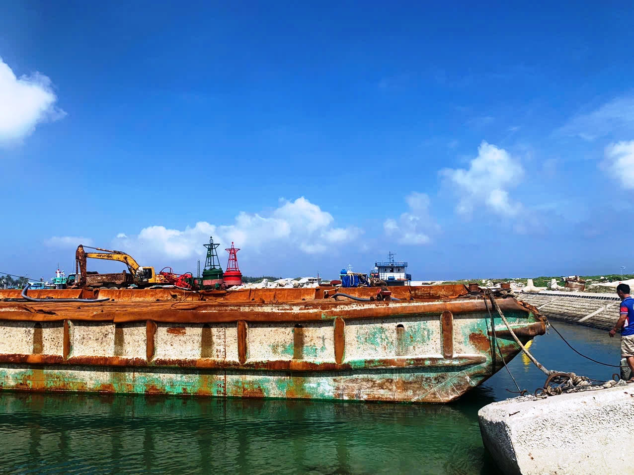 Trục vớt tàu kéo trong vụ chìm sà lan làm 9 người chết và mất tích tại Lý Sơn