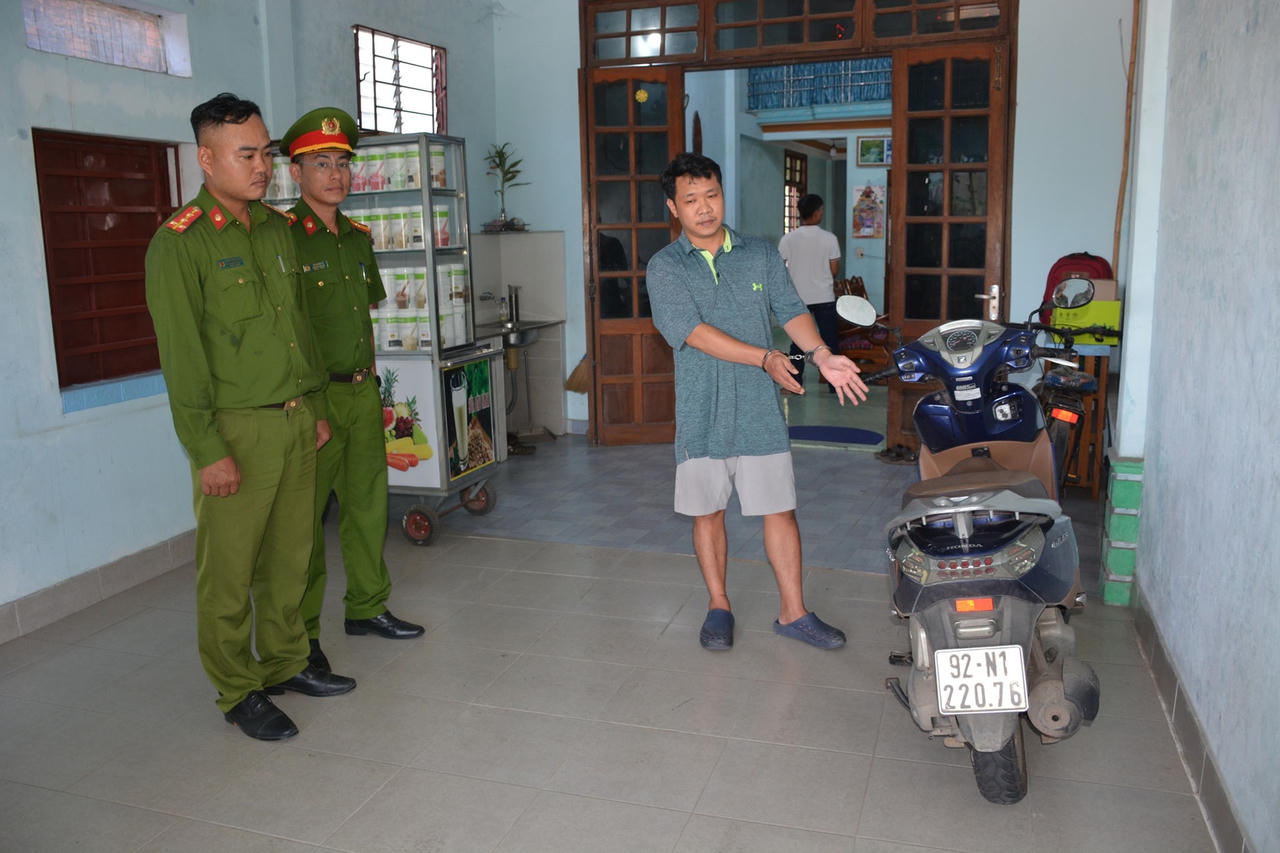 Tạm giữ đối tượng đập phá 3 trụ ATM ở Quảng Nam